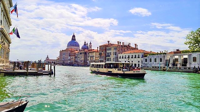 https://upload.wikimedia.org/wikipedia/commons/thumb/1/17/Venezia_e_il_canal_grande.jpg/640px-Venezia_e_il_canal_grande.jpg